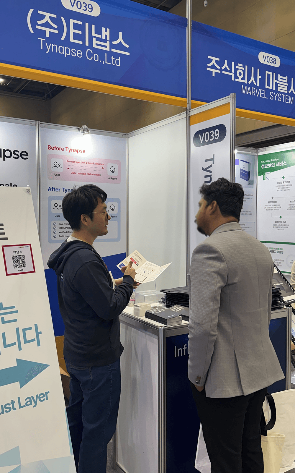 Tynapse CTO Kim Jineok explaining to a visitor at eGiSEC 2026