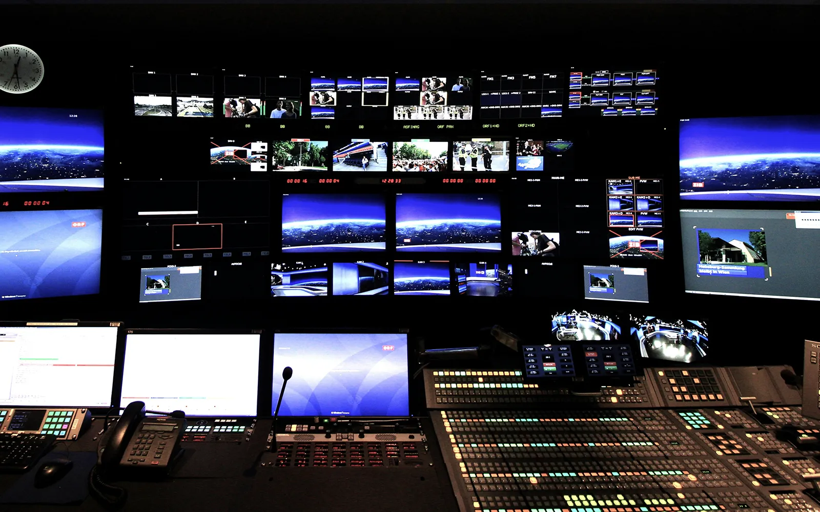 CCTV 관제 센터의 다수 모니터 화면